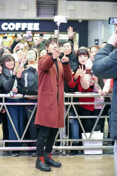 韩国歌手黄志业于2017年2月21日在中国北京首都国际机场与歌迷们共进自拍 — 图库照片