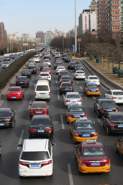 2017年2月20日 北京の新学期初日のラッシュアワー時に 交通渋滞の中で道路をゆっくりと移動する車の塊 — ストック写真