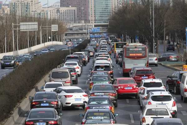 Masy Vozidel Pomalu Pohybují Silnici Dopravní Zácpě Během Hodin Prvního — Stock fotografie