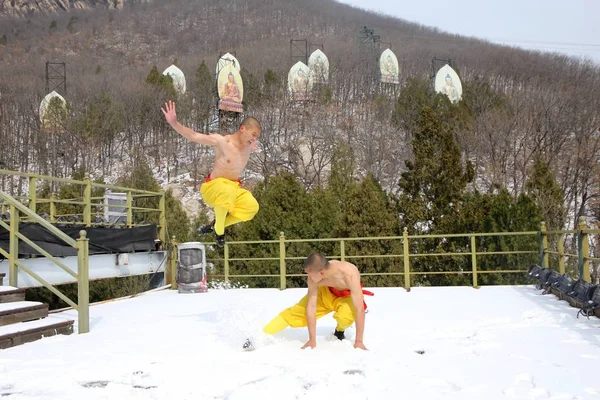 Mnisi Praktyki Kungfu Sztuk Walki Śniegu Świątyni Shaolin City Prowincja — Zdjęcie stockowe