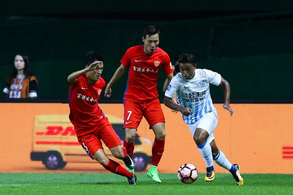 Brazilský Fotbalový Záložník Renato Ribeiro Calixto Pravdu Guangzhou Zpochybňuje Hráče — Stock fotografie