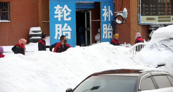 Robotnicy Zamiatać Śnieg Drodze Ciężkim Śniegu Urumqi Miasta Północno Zachodnie — Zdjęcie stockowe
