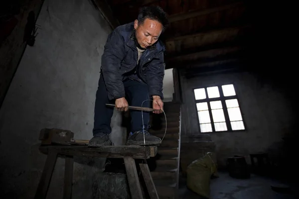 Orfèvre Chinois Maoting Fabrique Des Accessoires Traditionnels Argent Pour Minorité — Photo