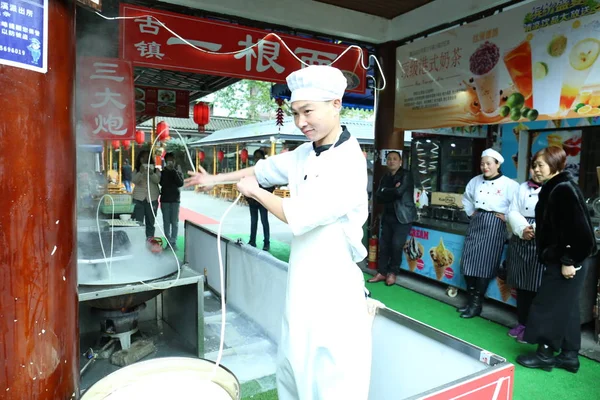 Tian Chino Años Tira Una Hebra Fideos Una Olla Hirviendo — Foto de Stock