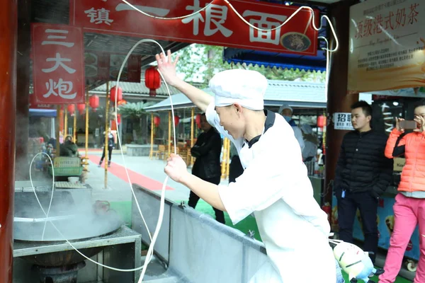 Årig Kinesisk Man Tian Drar One Strand Skalle Kokande Gryta — Stockfoto