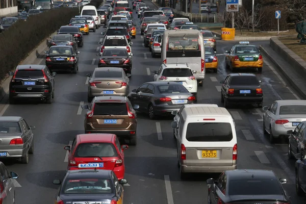 Masas Vehículos Mueven Lentamente Una Carretera Atasco Tráfico Durante Las — Foto de Stock