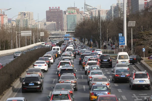 Masas Vehículos Mueven Lentamente Una Carretera Atasco Tráfico Durante Las — Foto de Stock