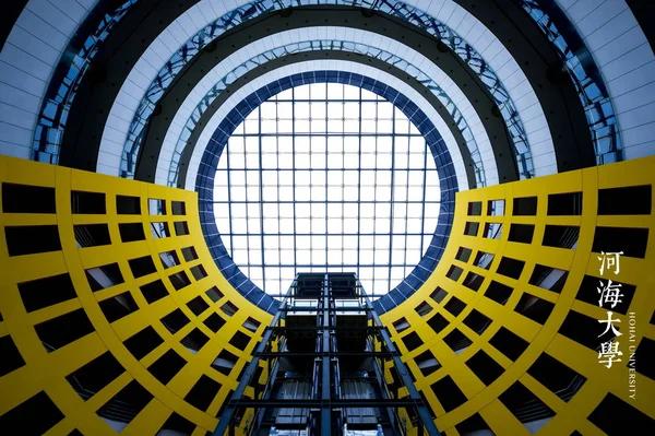 Een Worm Eye View Van Het Atrium Een Teaching Gebouw — Stockfoto