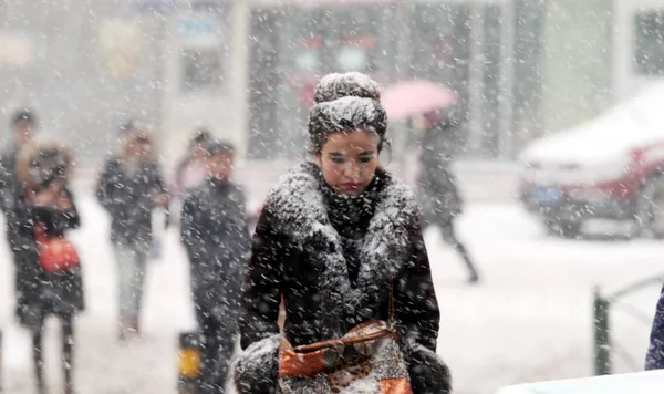 Een Voetganger Wandelingen Zware Sneeuw Urumqi City Noordwest China Xinjiang — Stockfoto