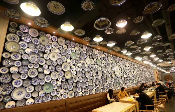 Вид Стіни Стелю Прикрашені Порцеляновими Пластинами Чаші Ресторані Локшиною Місті — стокове фото