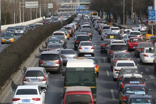 Masas Vehículos Mueven Lentamente Una Carretera Atasco Tráfico Durante Las — Foto de Stock