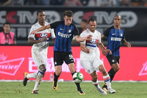 Andrea Pinamonti Del Inter Milán Segunda Izquierda Desafía Jugador Del — Foto de Stock