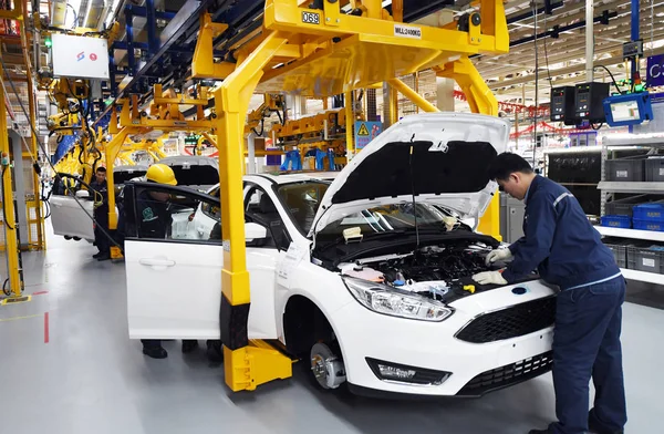 Trabalhadores Chineses Montam Carros Linha Produção Quinta Base Changan Ford — Fotografia de Stock