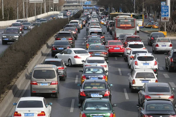 Massas Veículos Movem Lentamente Uma Estrada Engarrafamento Durante Horas Ponta — Fotografia de Stock