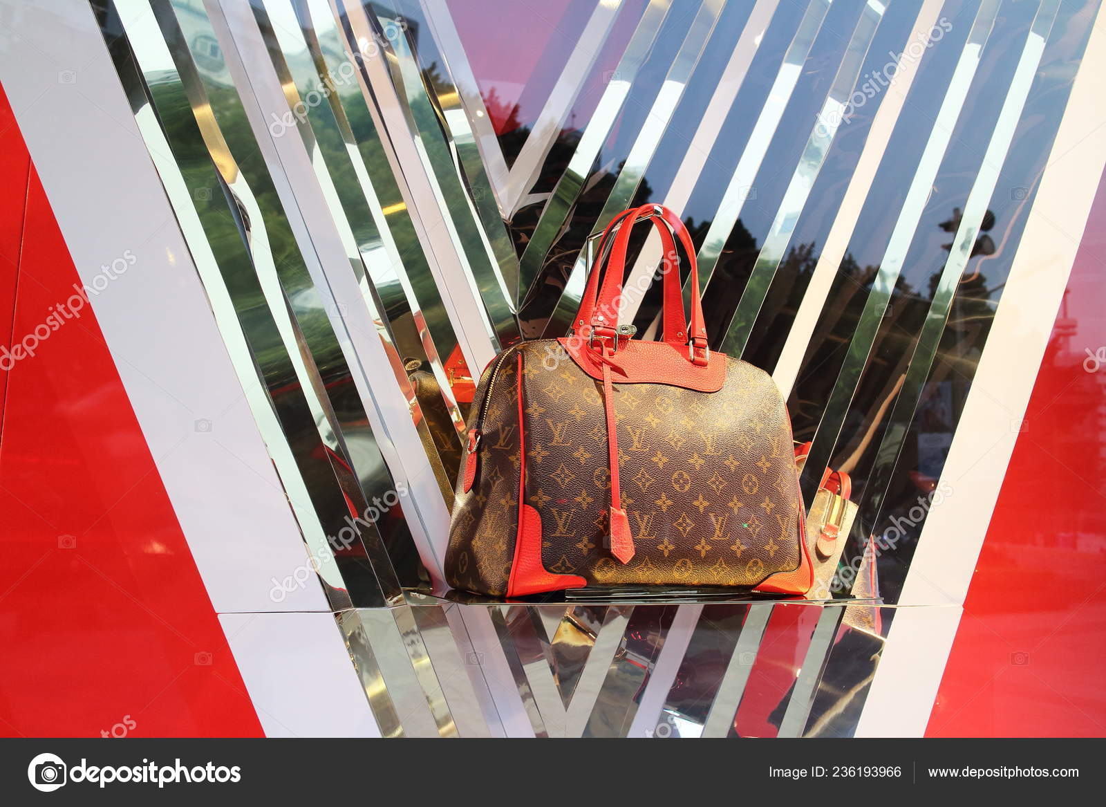 Handbag Showcased Fashion Store Louis Vuitton Fuzhou City Southeast China's  – Stock Editorial Photo © ChinaImages #236193966