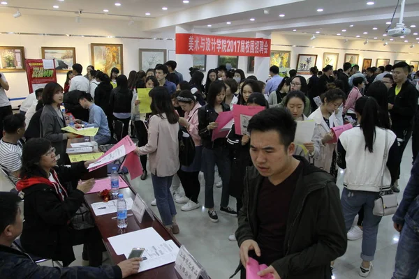 Κινέζοι Φοιτητές Πλήθος Θαλάμους Για Αναζητήσουν Θέσεις Εργασίας Κατά Διάρκεια — Φωτογραφία Αρχείου