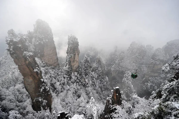 Vista Aérea Del Mar Nubes Sobre Las Montañas Cubiertas Nieve — Foto de Stock