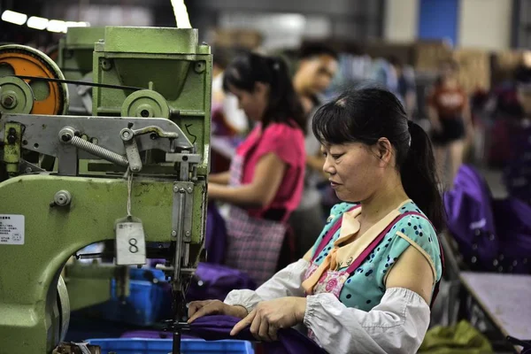 Женщины Рабочие Производят Детские Коляски Сборочной Линии Заводе Округе Фейдун — стоковое фото