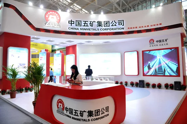Kinesisk Anställd Ses Montern China Minmetals Corporation Utställning Tianjin Kina — Stockfoto
