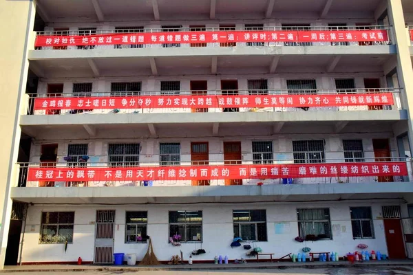 Cuelgan Pancartas Edificio Enseñanza Para Movilizar Los Estudiantes Graduados Para — Foto de Stock