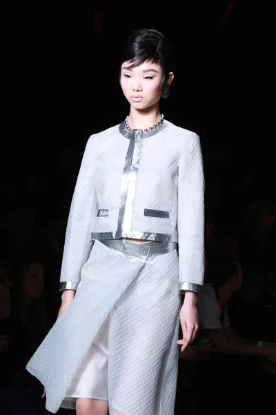 Bir Modeli Yeni Bir Yaratım Moschino Moda Fuarı Nda Milan — Stok fotoğraf