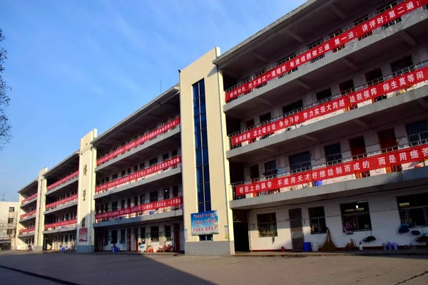 2017年2月25日 在中国中部的河南省朱马店市 在努南县高中 一个教学楼上挂着横幅 以动员即将进行一年一度的高考 又称高考 的毕业学生 — 图库照片