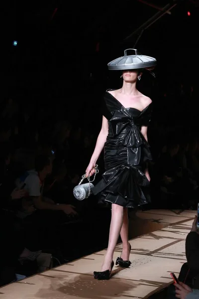 Una Modella Espone Una Nuova Creazione Moschino Fashion Show Durante — Foto Stock