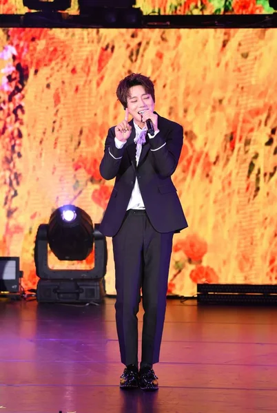 Cantor Sul Coreano Hwang Chi Yeul Apresenta Durante Uma Apresentação — Fotografia de Stock