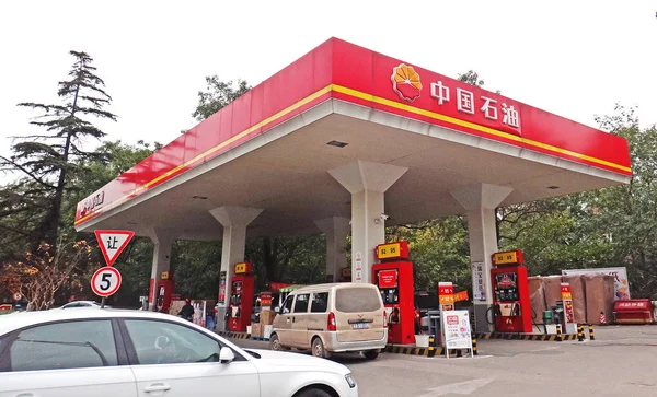 中石油 中石油 子公司中石油 Cnpc 子公司中石油 Petrochina 位于中国东部江苏省南充市的一家加油站 2016年11月16日 — 图库照片