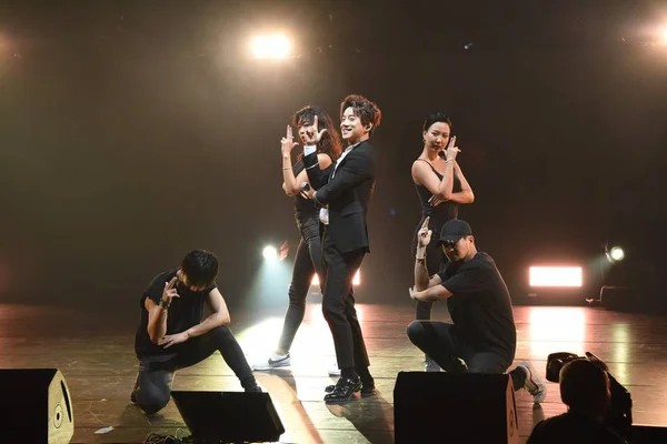 Cantante Surcoreano Hwang Chi Yeul Centro Actúa Durante Una Presentación —  Fotos de Stock