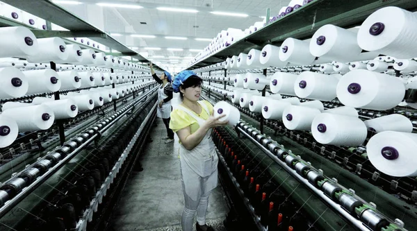 Trabalhador Chinês Lida Com Produção Fios Serem Exportados Para Europa — Fotografia de Stock