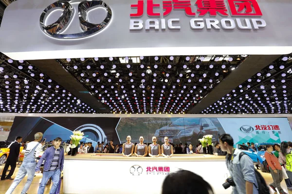 Pessoas Visitam Estande Baic Group Durante 14Th Beijing International Automotive — Fotografia de Stock