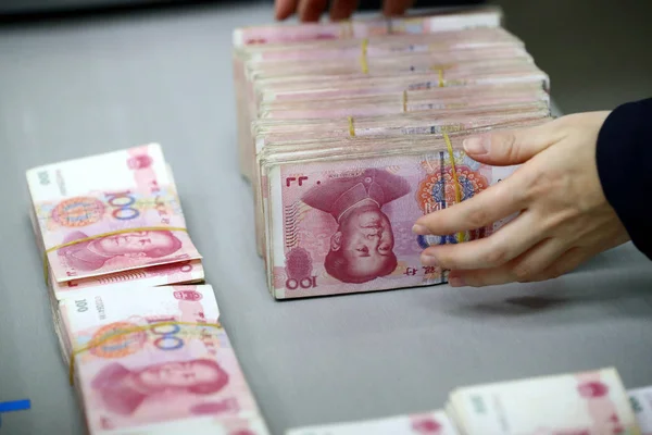 Impiegato Cinese Conta Banconote Rmb Renminbi Yuan Una Banca Nella — Foto Stock