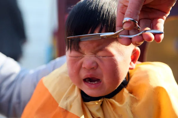 Jeune Garçon Chinois Pleure Faisant Couper Les Cheveux Pour Célébrer — Photo