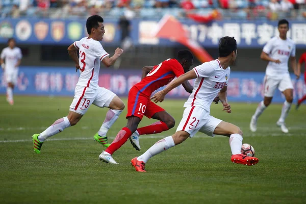 Gambiaanse Voetballer Bubacarr Trawally Midden Van Yanbian Funde Trapt Bal — Stockfoto