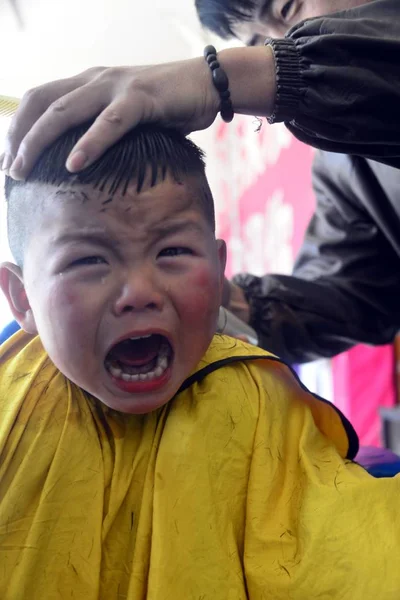 Ung Kinesisk Pojke Gråt Samtidigt Som Hans Hår Klippa För — Stockfoto