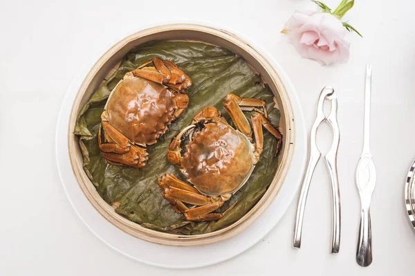 A steamed hairy crabs are served at a restaurant in Kunming city, southwest China\'s Yunnan province, 25 September 2014.