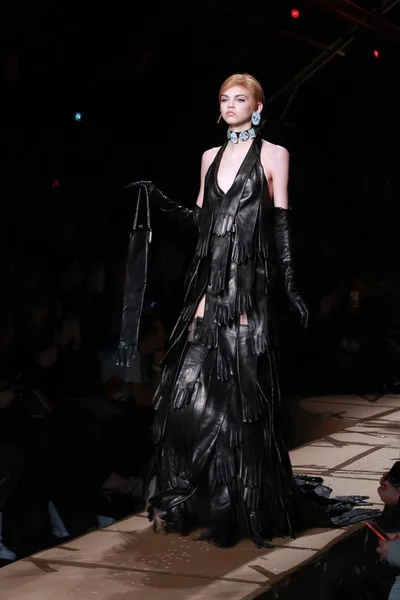 Модель Демонстрирует Новое Творение Moschino Fashion Show Время Миланской Недели — стоковое фото