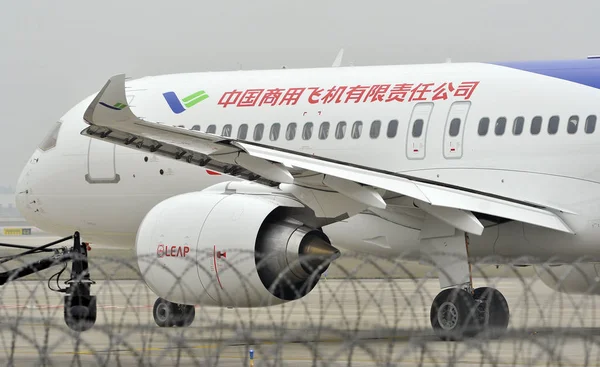 2017年5月5日 上海の浦東国際空港で 中国初の国産大型旅客機C919がコマック 中国民間航空機公社 のタクシーに乗り込んだ — ストック写真