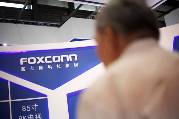 Visitante Visto Stand Foxconn Durante Una Exposición Shanghai China Junio — Foto de Stock