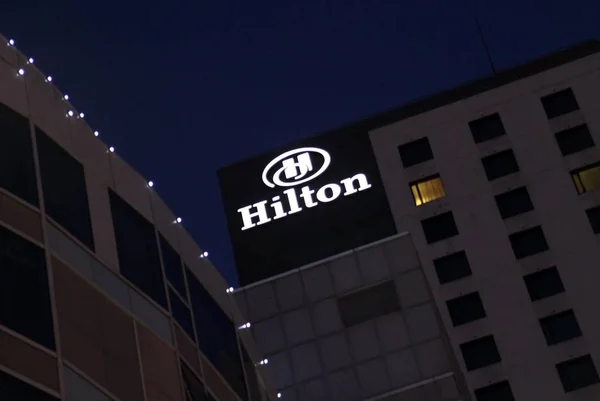 Noční Pohled Logo Hotelu Hilton Pekingu Čína Prosince 2013 — Stock fotografie