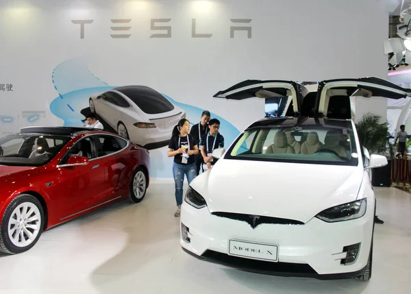 Látogatók Nézd Meg Tesla Elektromos Suv Egy Auto Show Nanjing — Stock Fotó