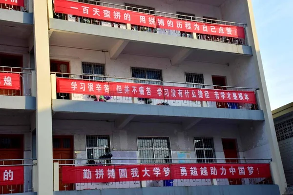 Cuelgan Pancartas Edificio Enseñanza Para Movilizar Los Estudiantes Graduados Para —  Fotos de Stock