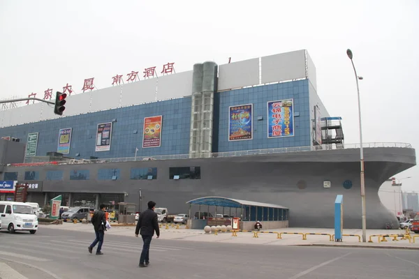 2017年2月21日 在中国东部山东省济南市 行人走过一座船形建筑 — 图库照片