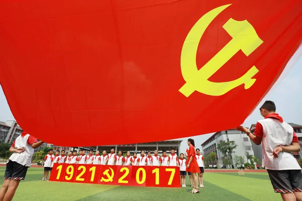 30日 在中国东南部四川省遂宁市一所小学的操场上 一位老师向青年学生讲解中国共产党成立96周年的党旗 — 图库照片