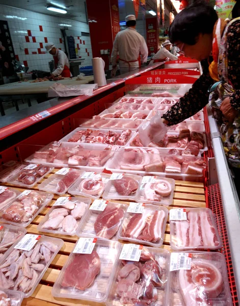 Китайский Покупатель Покупает Свинину Супермаркете Городе Ичан Провинция Хубэй Ноября — стоковое фото