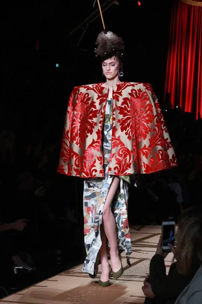 Модель Демонстрирует Новое Творение Moschino Fashion Show Время Миланской Недели — стоковое фото