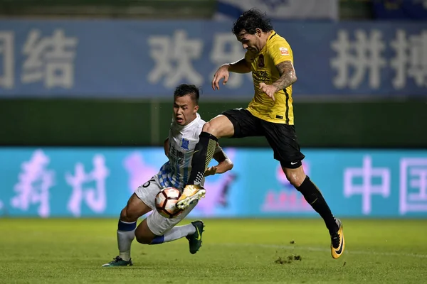 Brazilian Football Player Ricardo Goulart Right Guangzhou Evergrande Kicks Ball — Stock Photo, Image