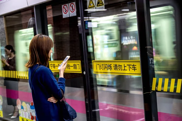 Passenger Uses Her Smartphone Surf Internet While Waiting Her Subway — Stock Photo, Image