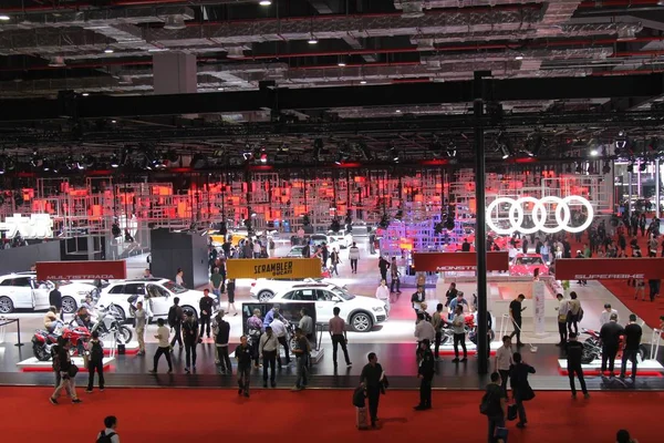 Ludzie Odwiedzenia Stoiska Audi Podczas Shanghai International Automobile Przemysłu Wystawy — Zdjęcie stockowe